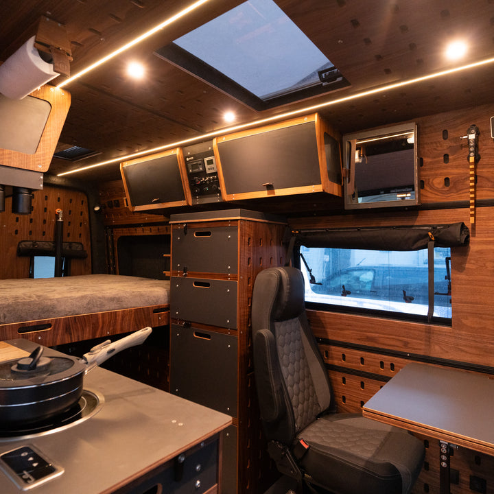 Mercedes-Benz Sprinter 319 CDI 4x4 with CargoClips interior