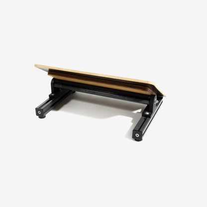 Fußaufsteller mit ergonomischem Klappmeschanismus