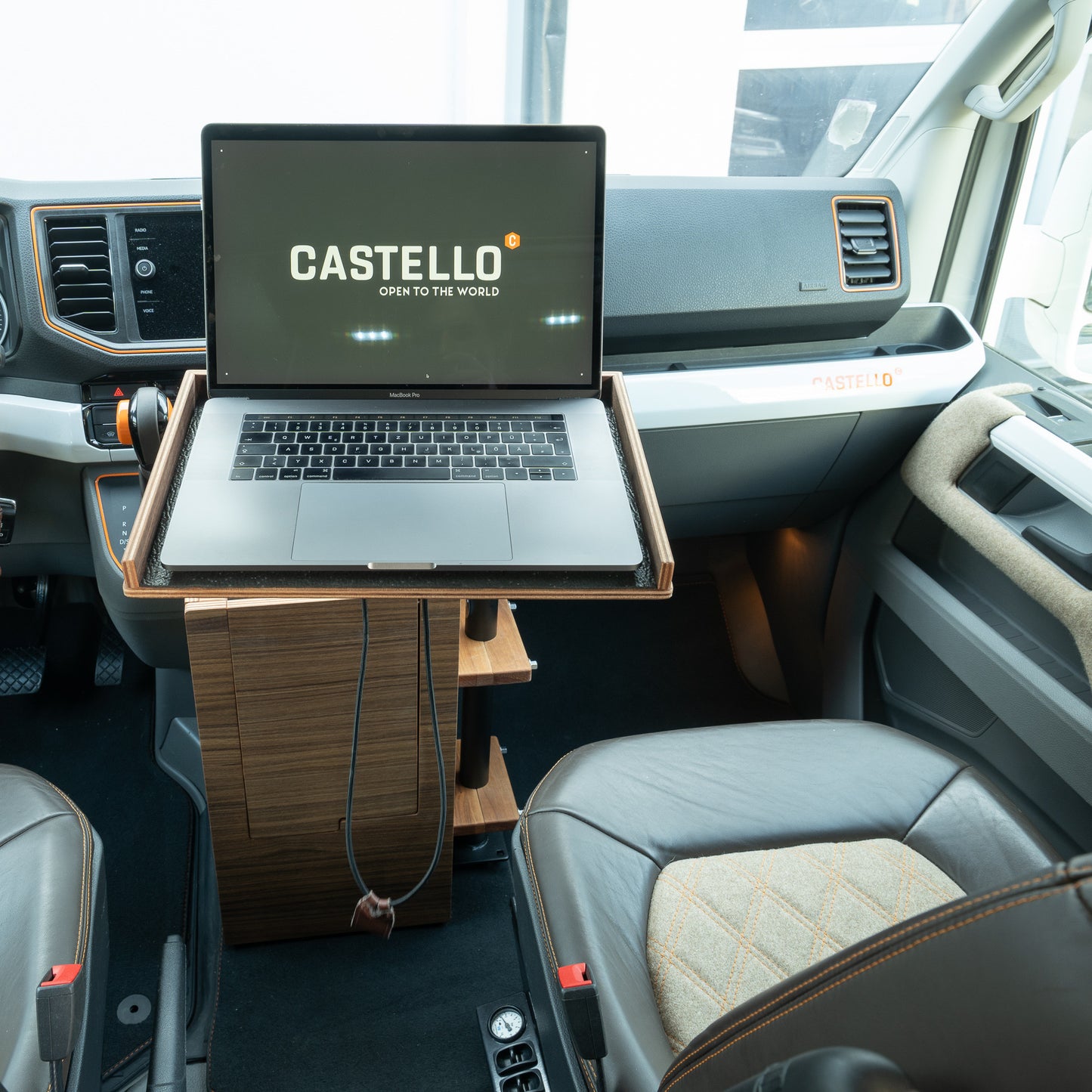 Laptop Arbeitsplatz Beifahrerseite an Cockpitbox